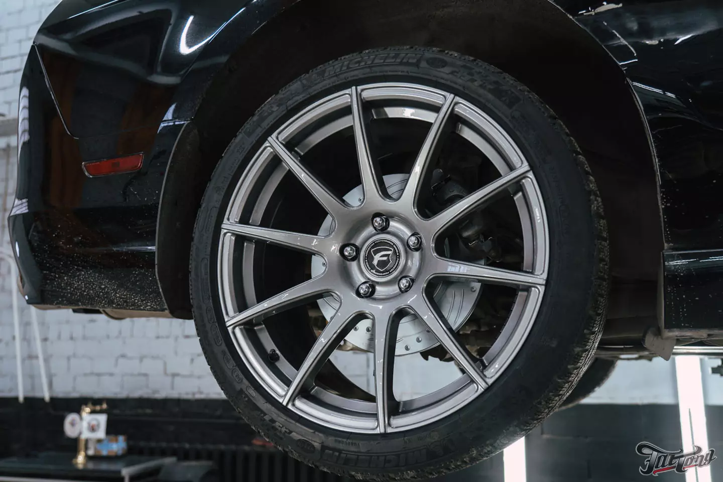 Техническое обслуживание Ford Mustang, установка усиленной тормозной системы, окрас и керамика дисков
